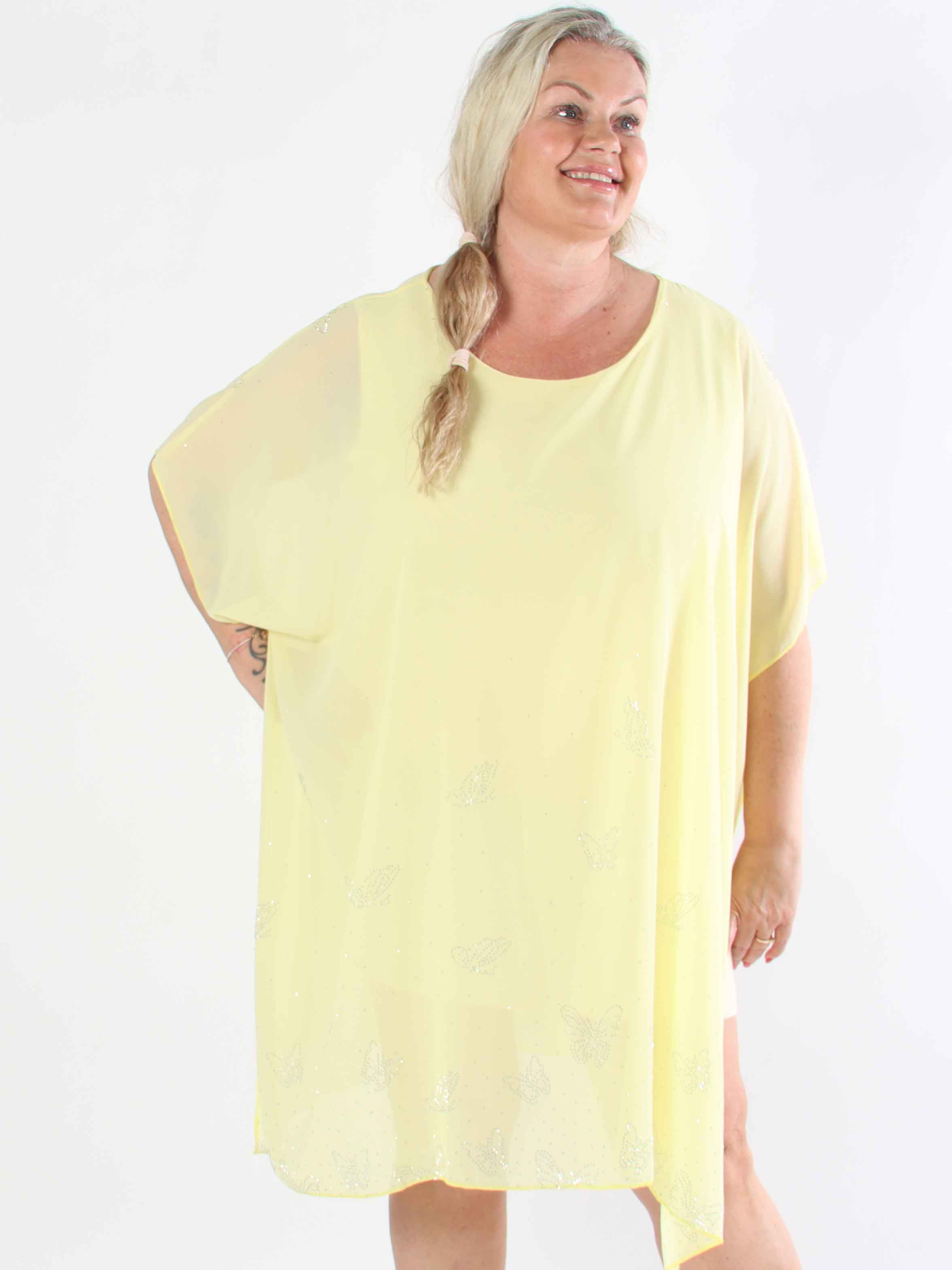 Mirabella Crystal - Tunikaklänning i plus size med chiffonglager och skenbart släp